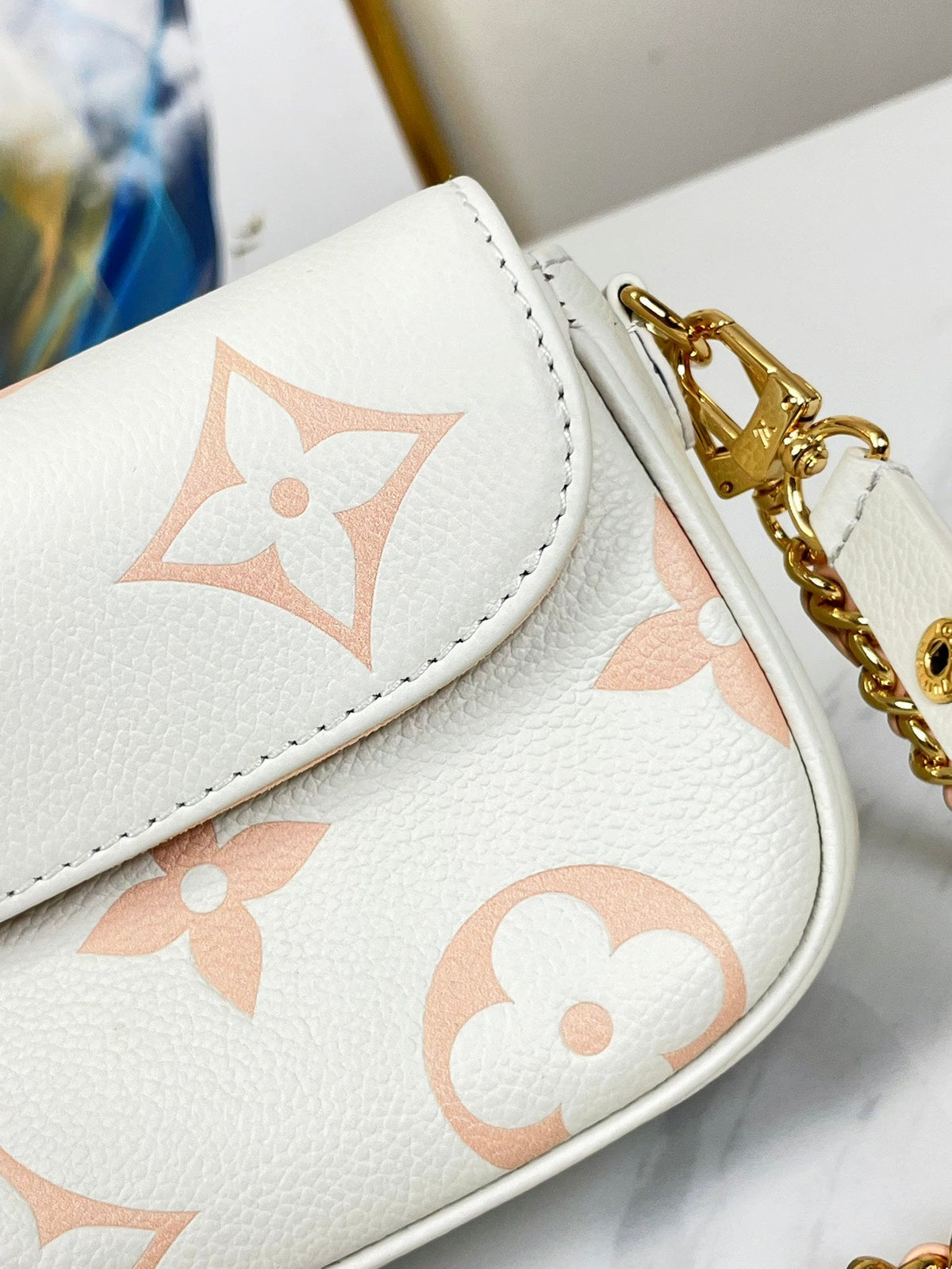 IVY WALLET ON CHAIN 23 IN WEISSEM/ROSA MONOGRAM EMPREINTE-LEDER