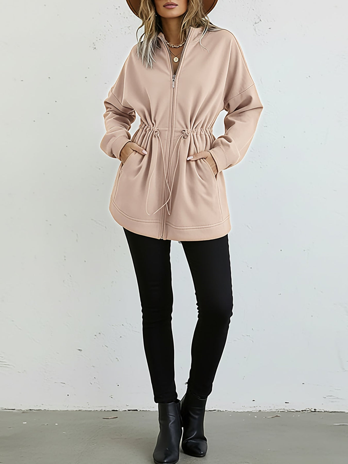Locker geschnittene Kapuzenjacke mit langem Arm, Kordelzug in der Taille und Taschen