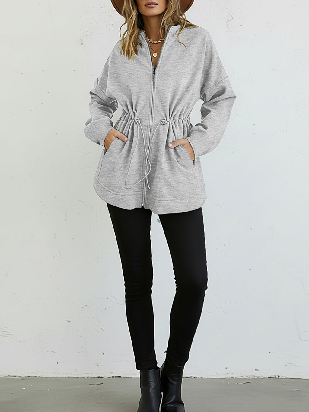Locker geschnittene Kapuzenjacke mit langem Arm, Kordelzug in der Taille und Taschen