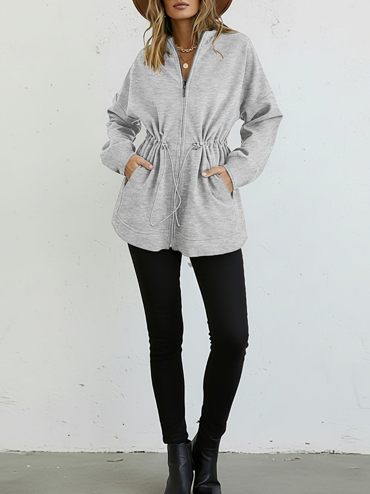 Locker geschnittene Kapuzenjacke mit langem Arm, Kordelzug in der Taille und Taschen