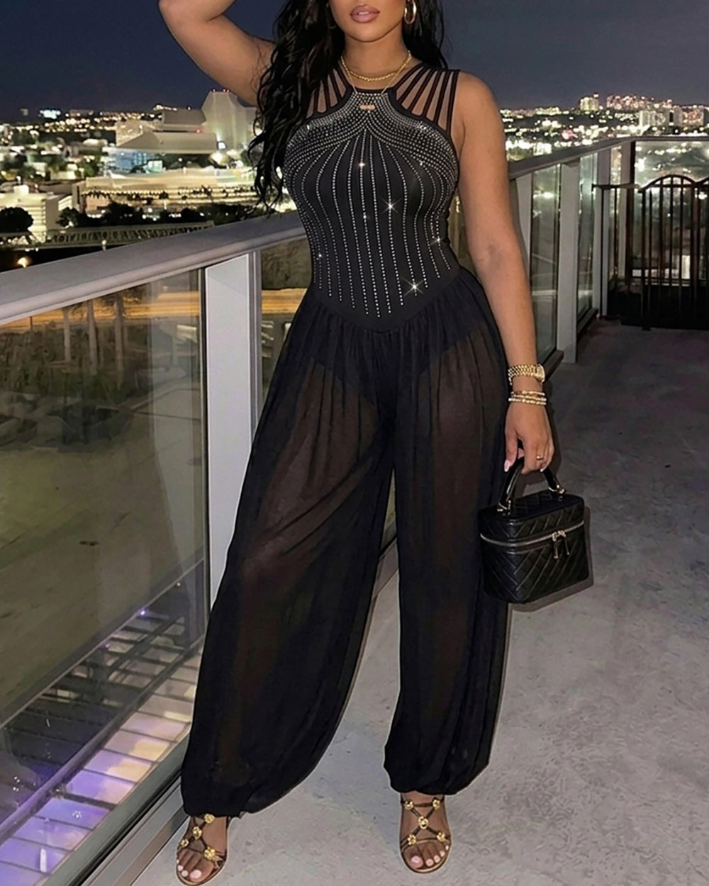 Ärmelloser Jumpsuit mit Strass-Cutouts und transparentem Chiffon-Bein mit Laternen-Schnitt