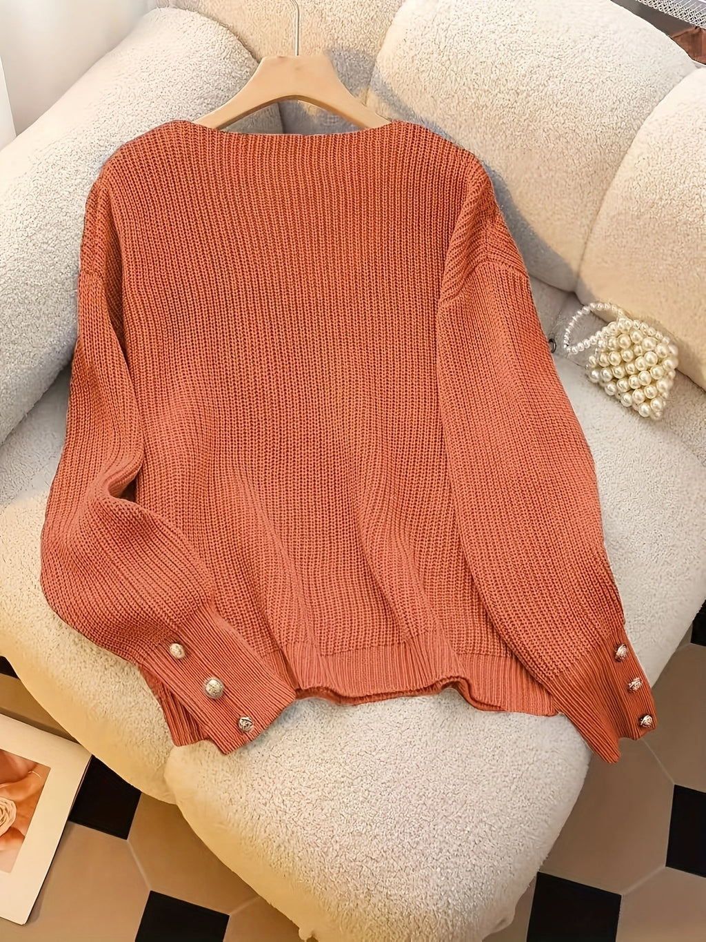 Elspeth | V-Ausschnitt-Pullover mit geknöpften Bündchen