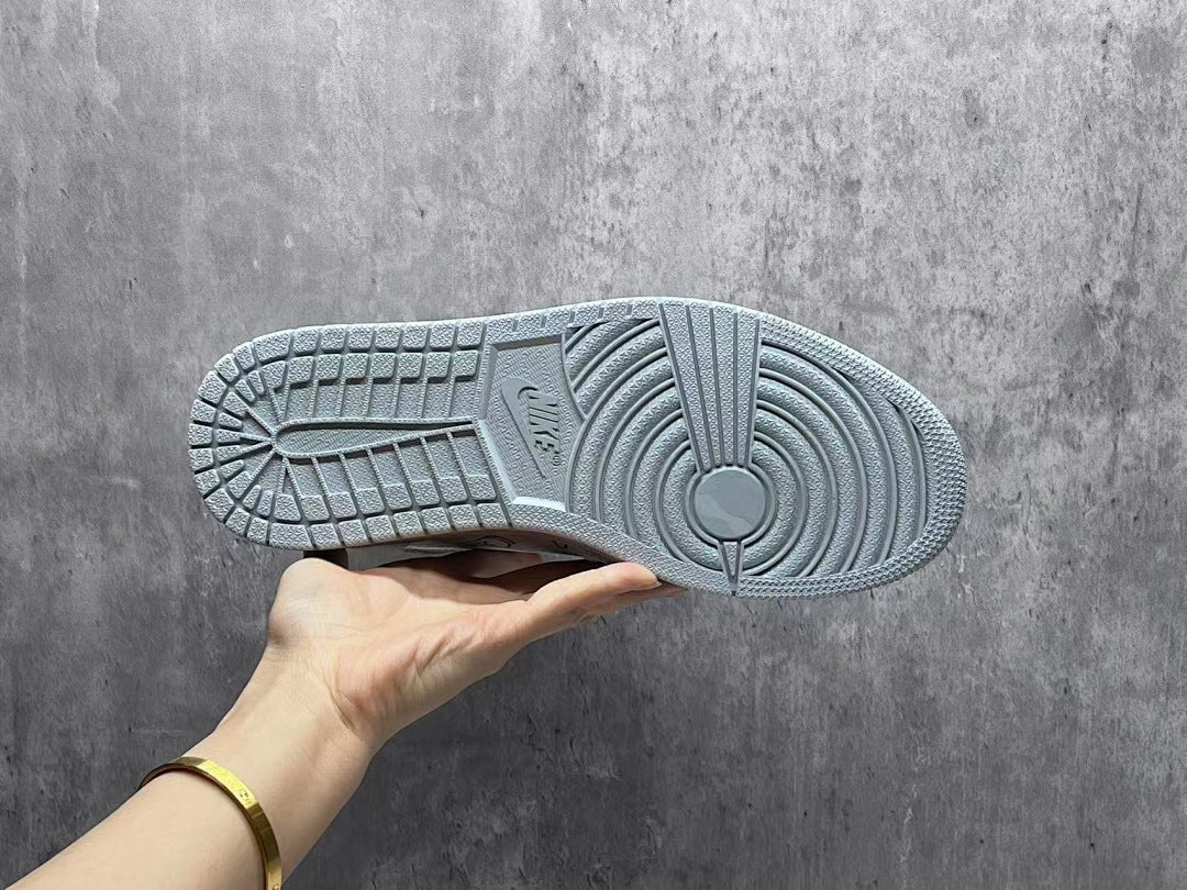 Air Jordan 1 Retro High OG x KAWS – Cool Grey