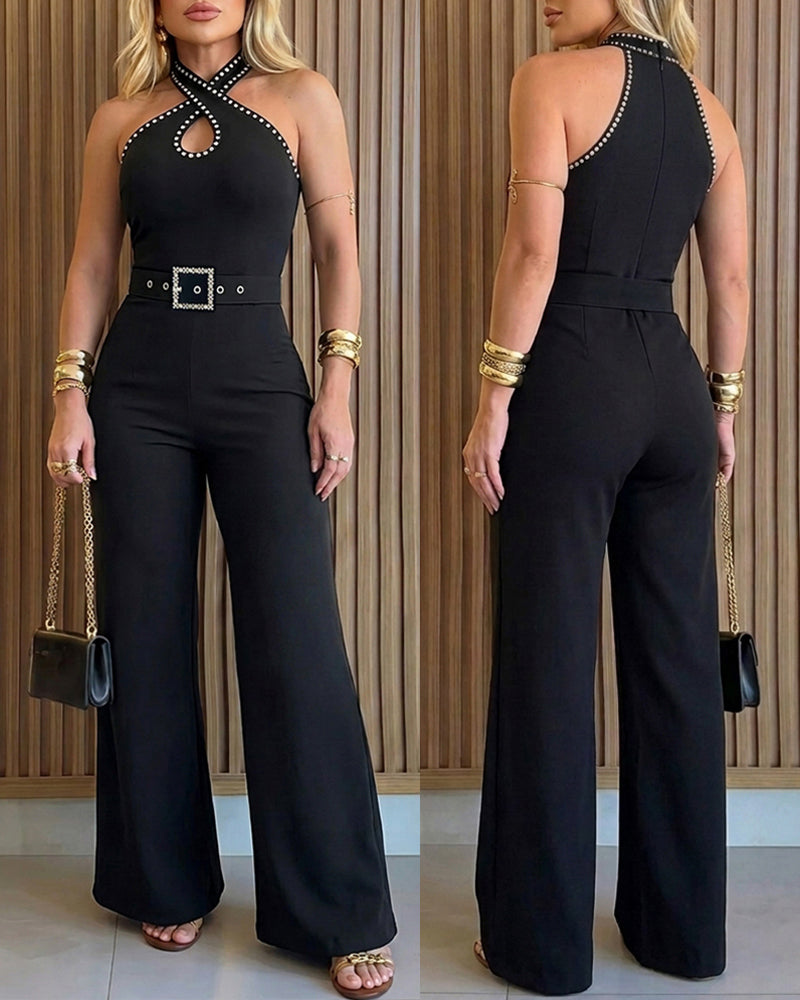 Eleganter ärmelloser Jumpsuit mit Strass-Dekor, Neckholder-Trägern in Kreuzoptik, Cut-outs, tropfenförmigem Ausschnitt, hoher Taille, Reißverschluss am Rücken und Gürtel mit Strass-Besatz
