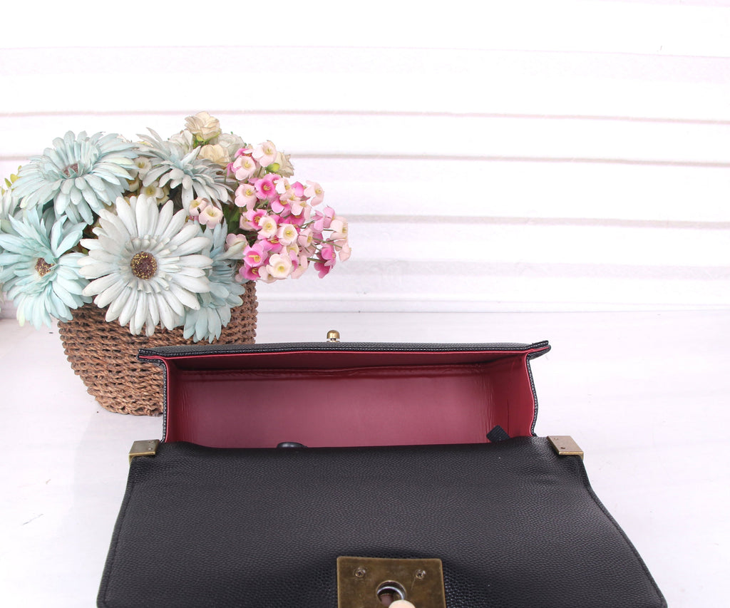 Medium Boy Flap Bag aus gestepptem Caviar-Leder in Schwarz