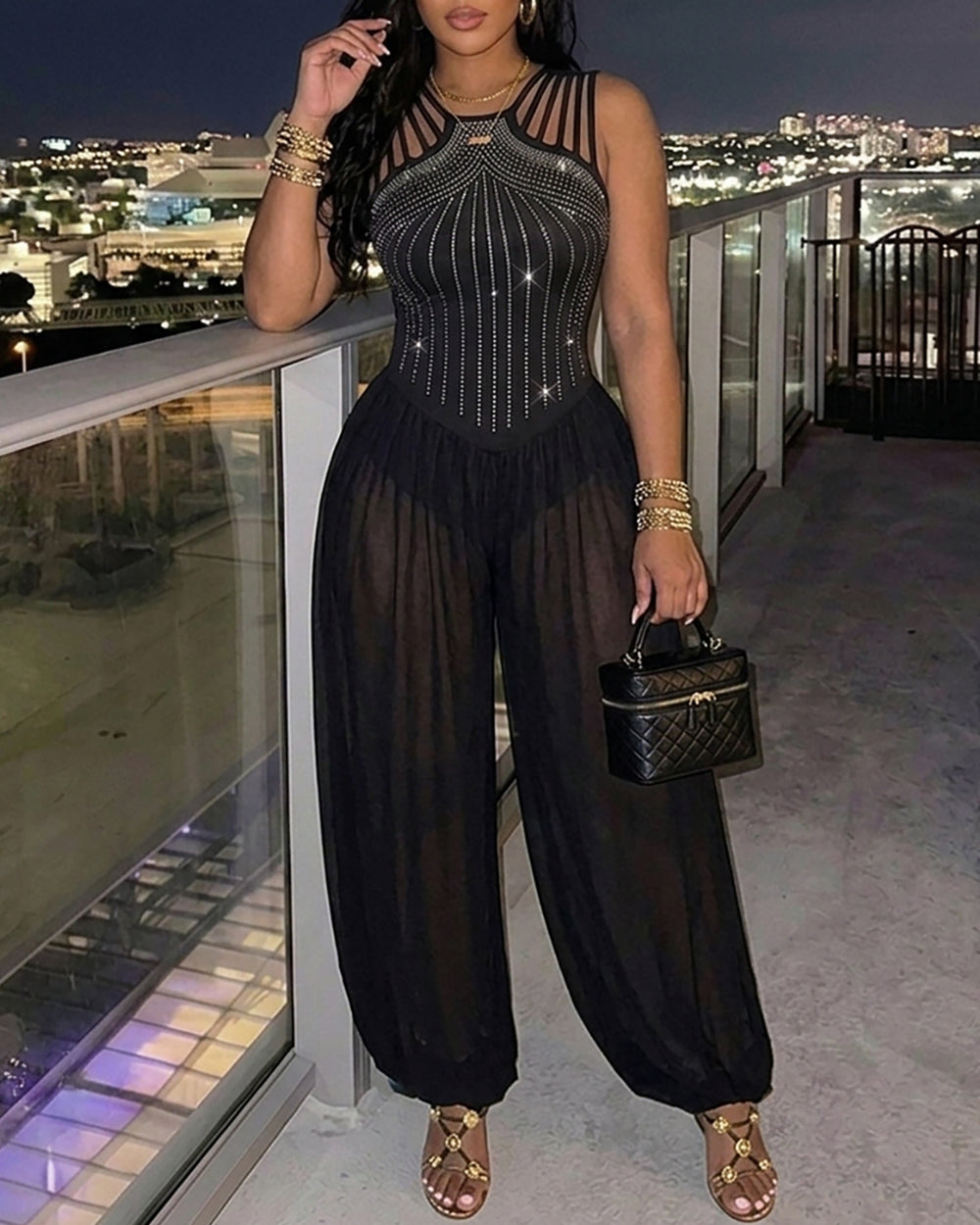 Ärmelloser Jumpsuit mit Strass-Cutouts und transparentem Chiffon-Bein mit Laternen-Schnitt