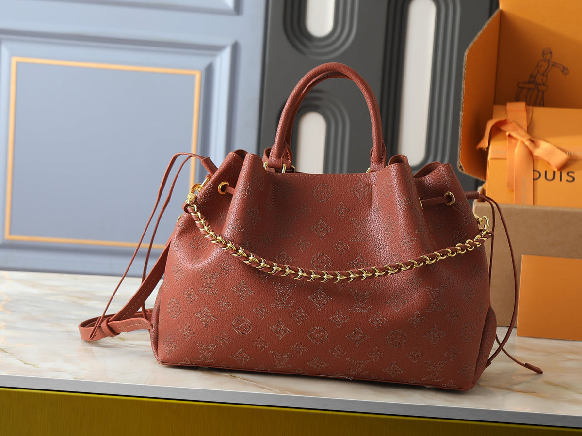 Tasche mit Kordelzug und Kettendetail