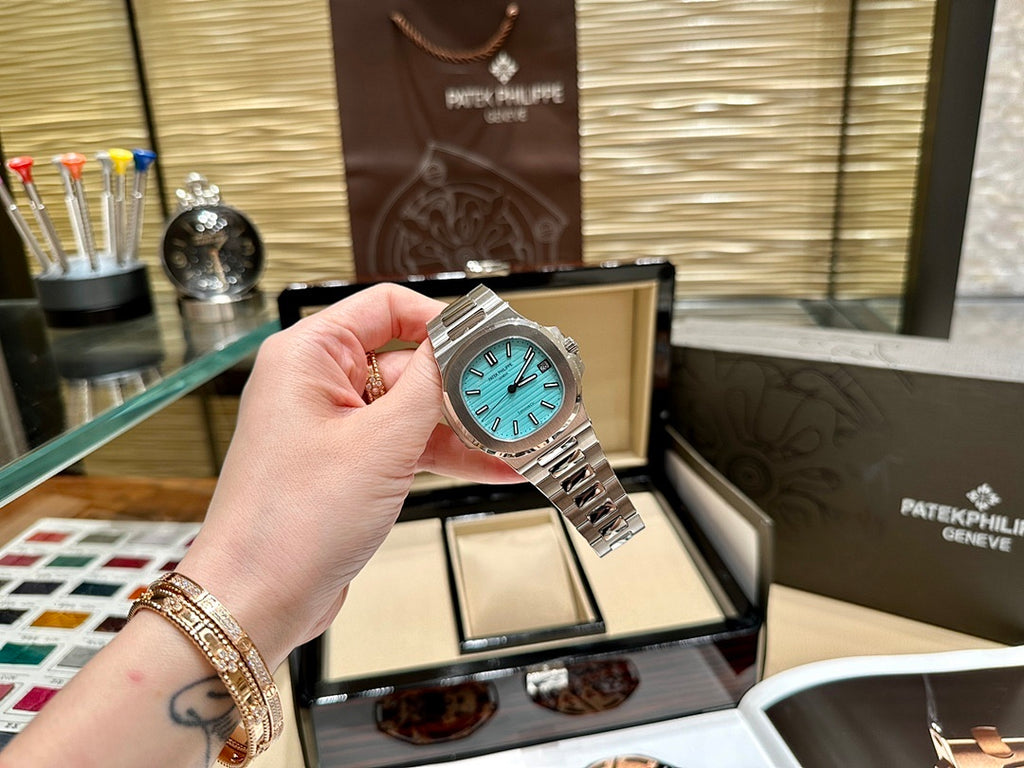 Patek Philippe Nautilus 5711 – Steel Tiffany Blue Turquoise Horizontal Dial Date Integrated Steel Bracelet