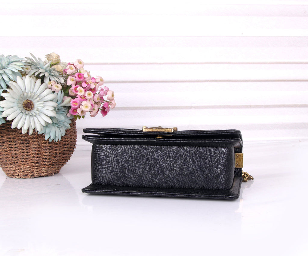Medium Boy Flap Bag aus gestepptem Caviar-Leder in Schwarz