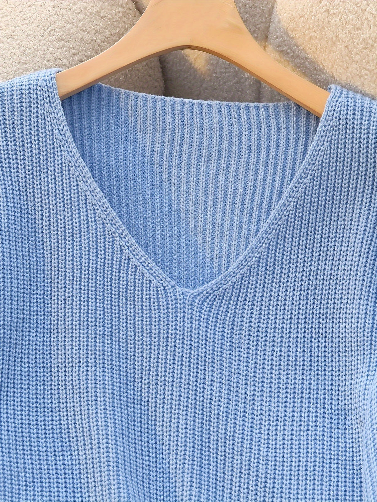 Elspeth | V-Ausschnitt-Pullover mit geknöpften Bündchen