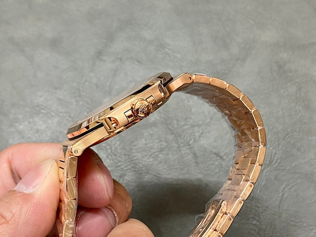 Patek Philippe Nautilus 5711 – Full Rose Gold Golden Brown Champagne Dial Date Integrated Rose Gold Bracelet