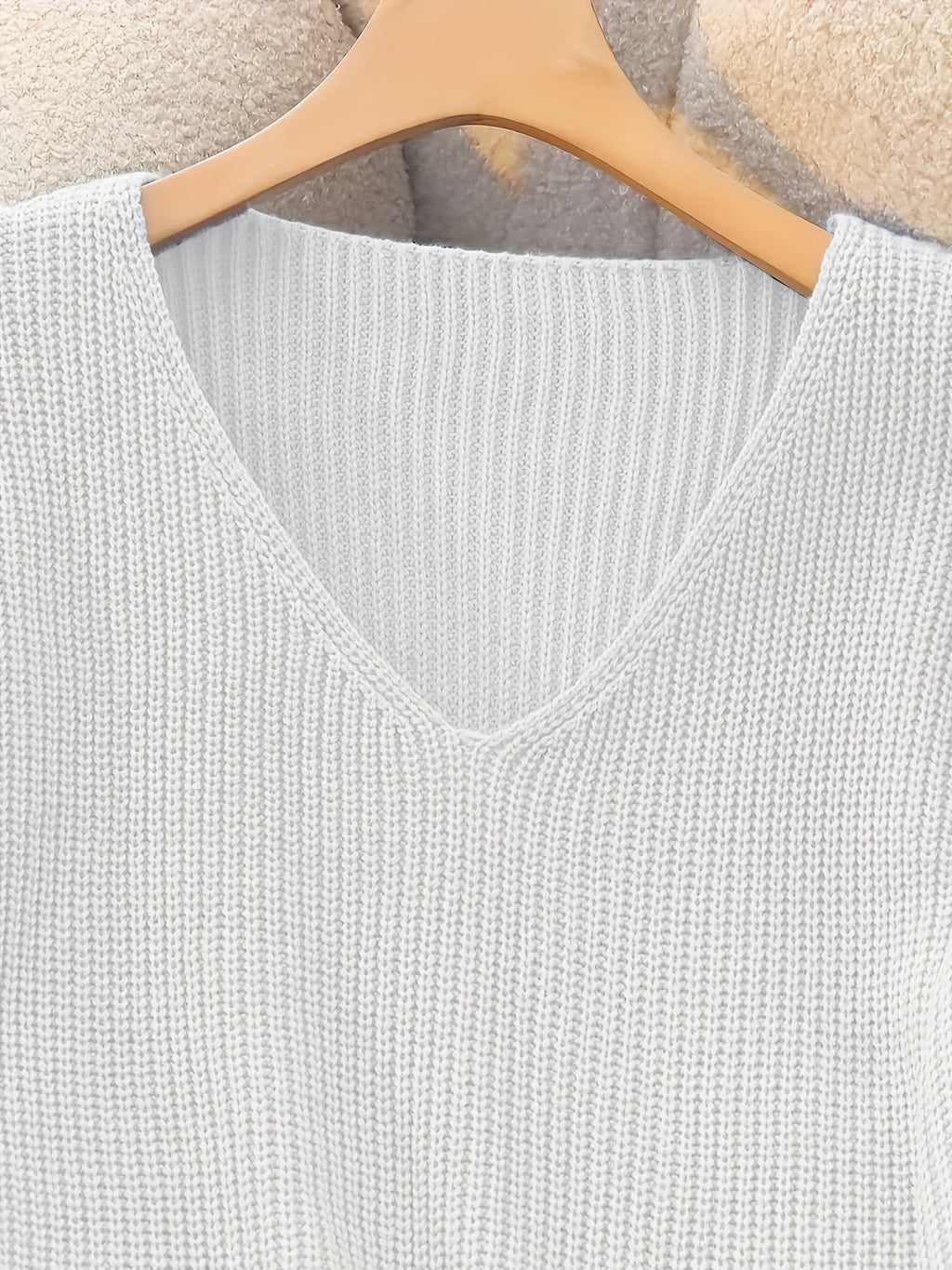 Elspeth | V-Ausschnitt-Pullover mit geknöpften Bündchen