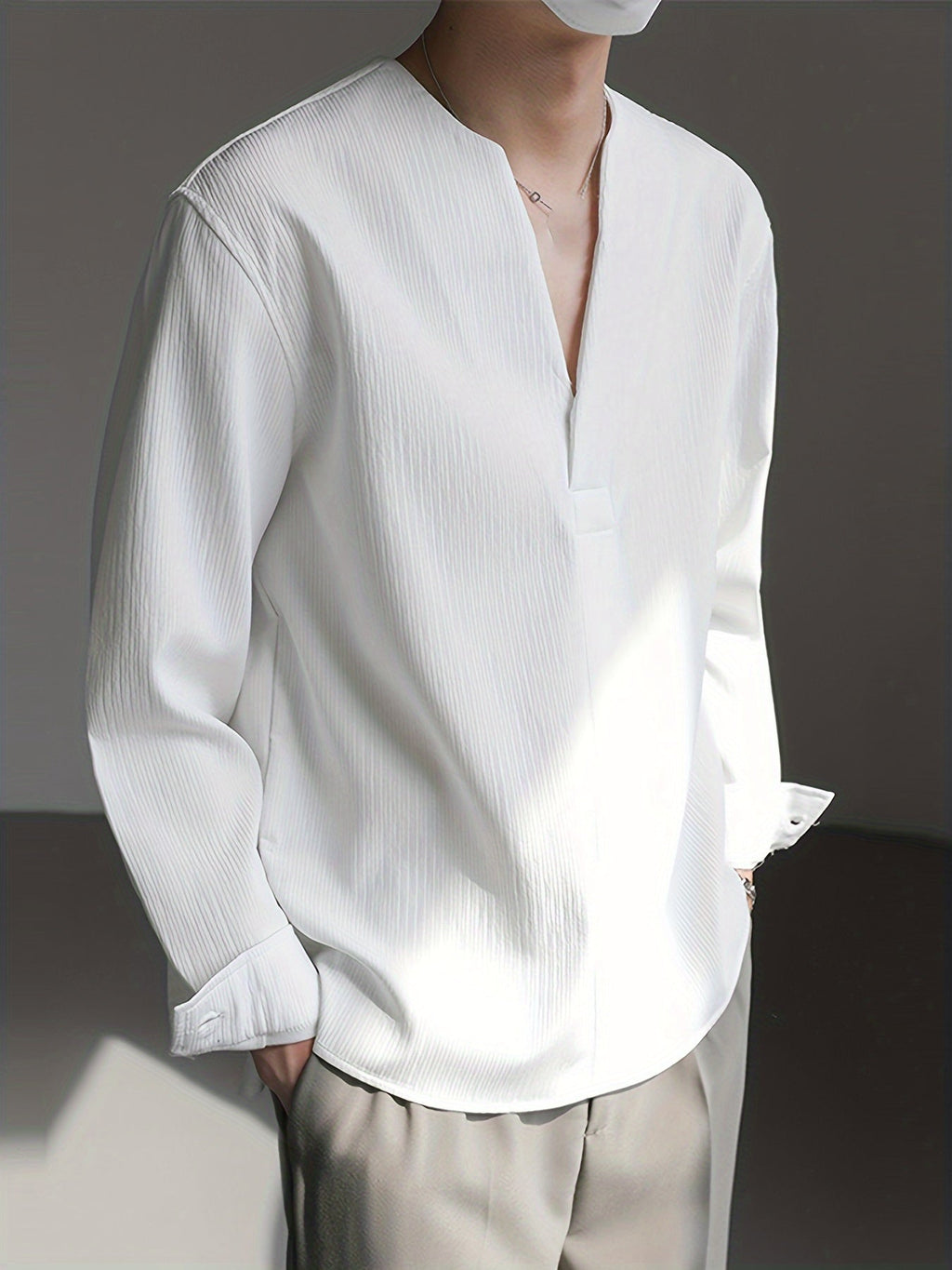 Nigel | Kragenloses V-Neck-Shirt