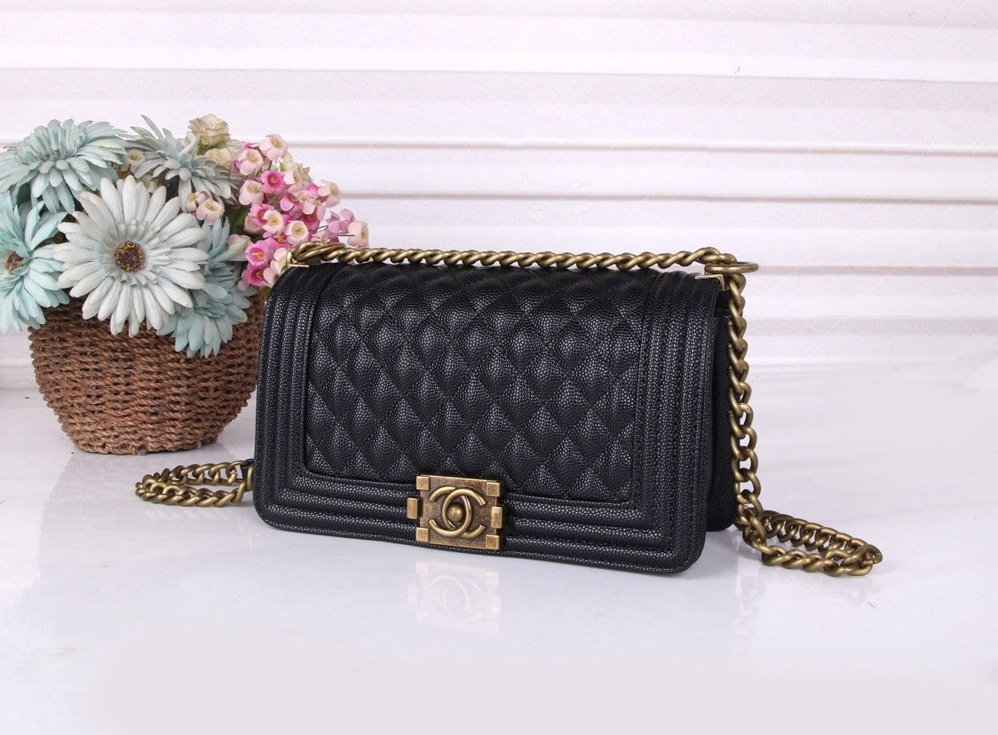 Medium Boy Flap Bag aus gestepptem Caviar-Leder in Schwarz