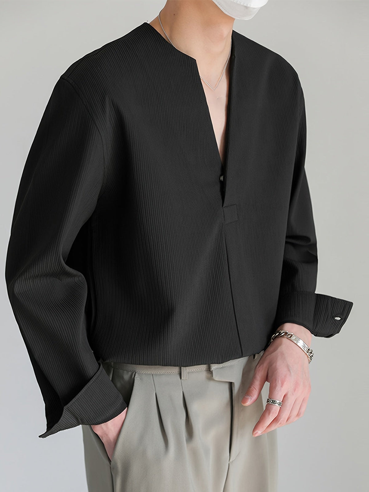 Nigel | Kragenloses V-Neck-Shirt
