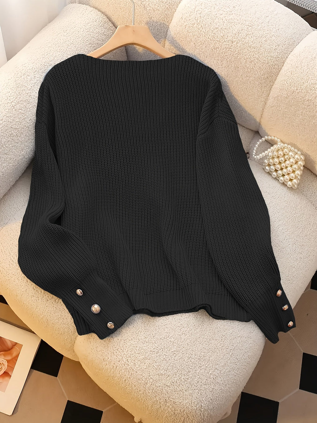 Elspeth | V-Ausschnitt-Pullover mit geknöpften Bündchen
