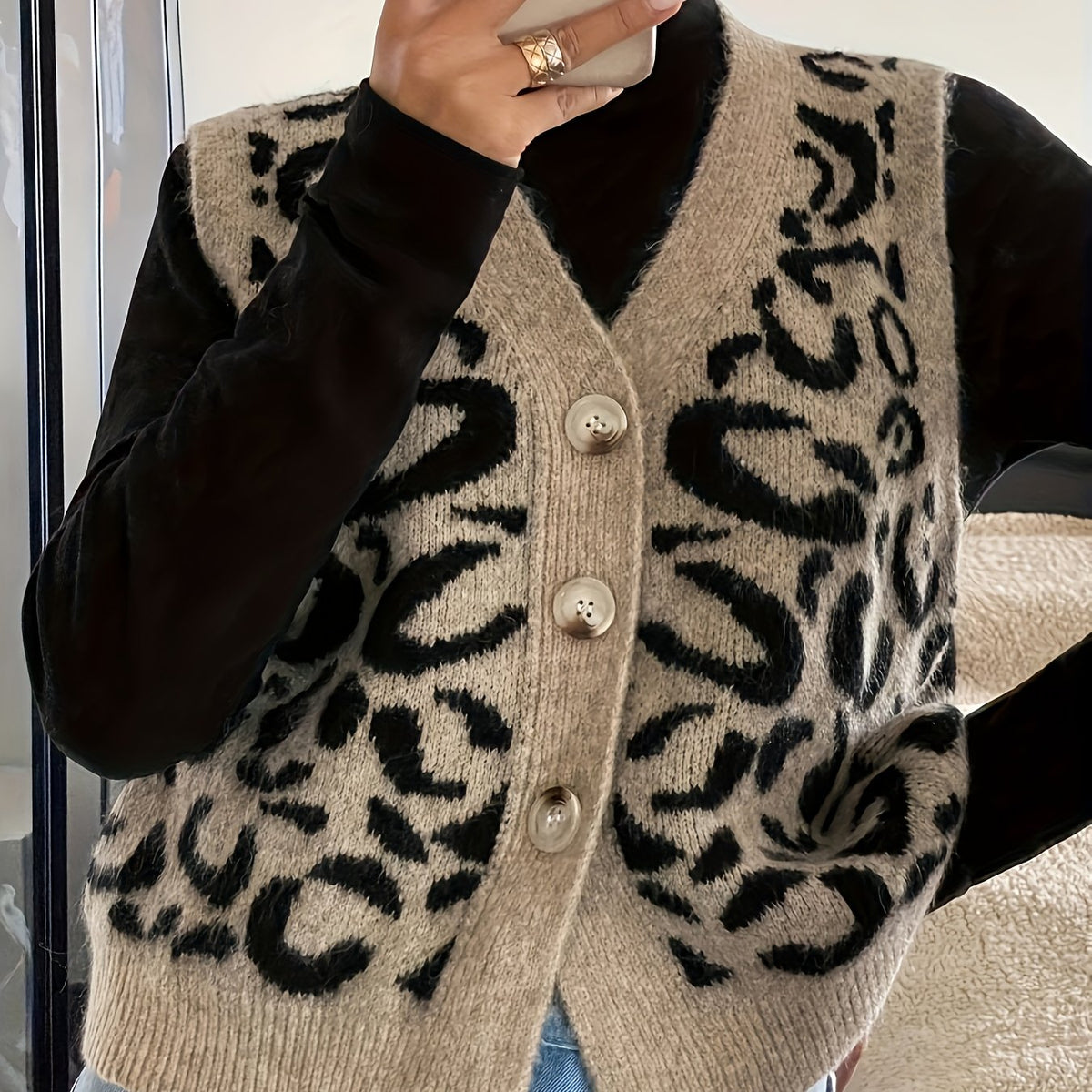 Cressida | Weste mit V-Ausschnitt und Statement-Print
