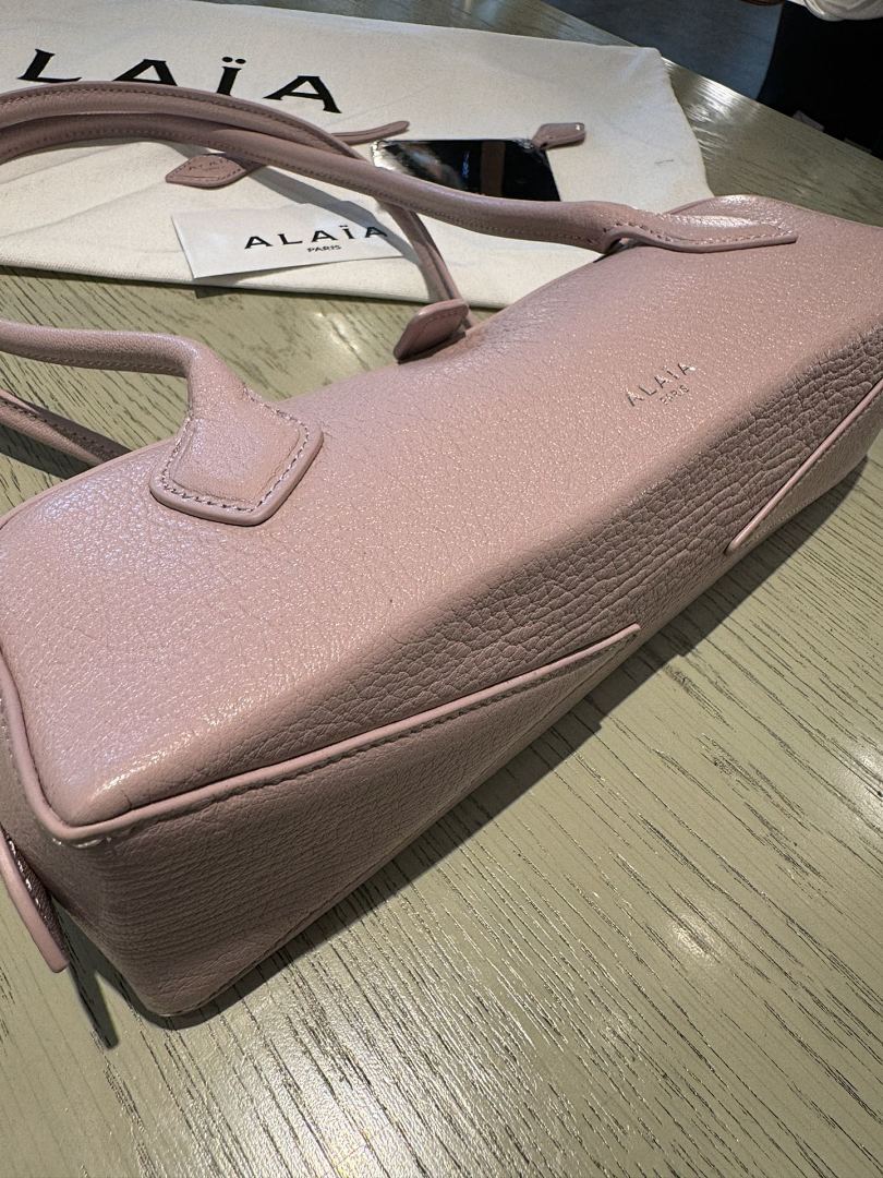 Alaïa Pebbled Leather Shoulder Bag – Blush Pink