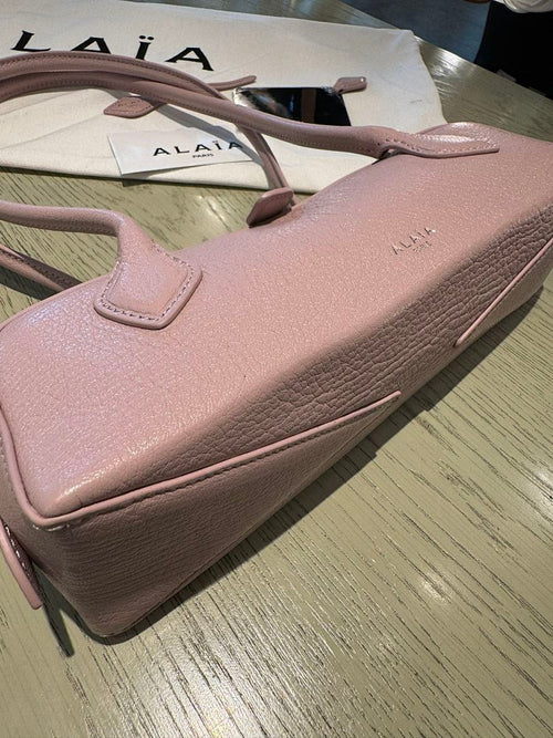 Alaïa Pebbled Leather Shoulder Bag – Blush Pink