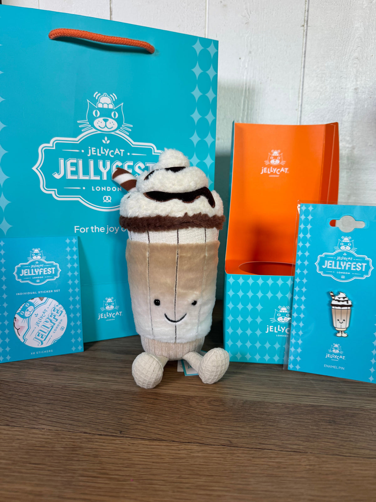 Jellycat Amuseables Von Illa Eiskaffee + Pin + Sticker | Jellyfest Berlin Exclusive