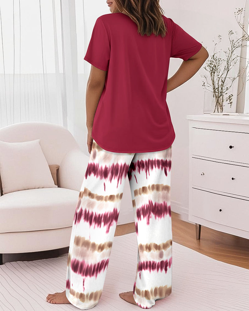2-teiliges Set: Oberteil mit Rundhalsausschnitt, kurzen Ärmeln und Buchstaben-Print sowie locker sitzende Hose mit Batik-Muster und elastischem Bund, lässiger Pyjama-Anzug