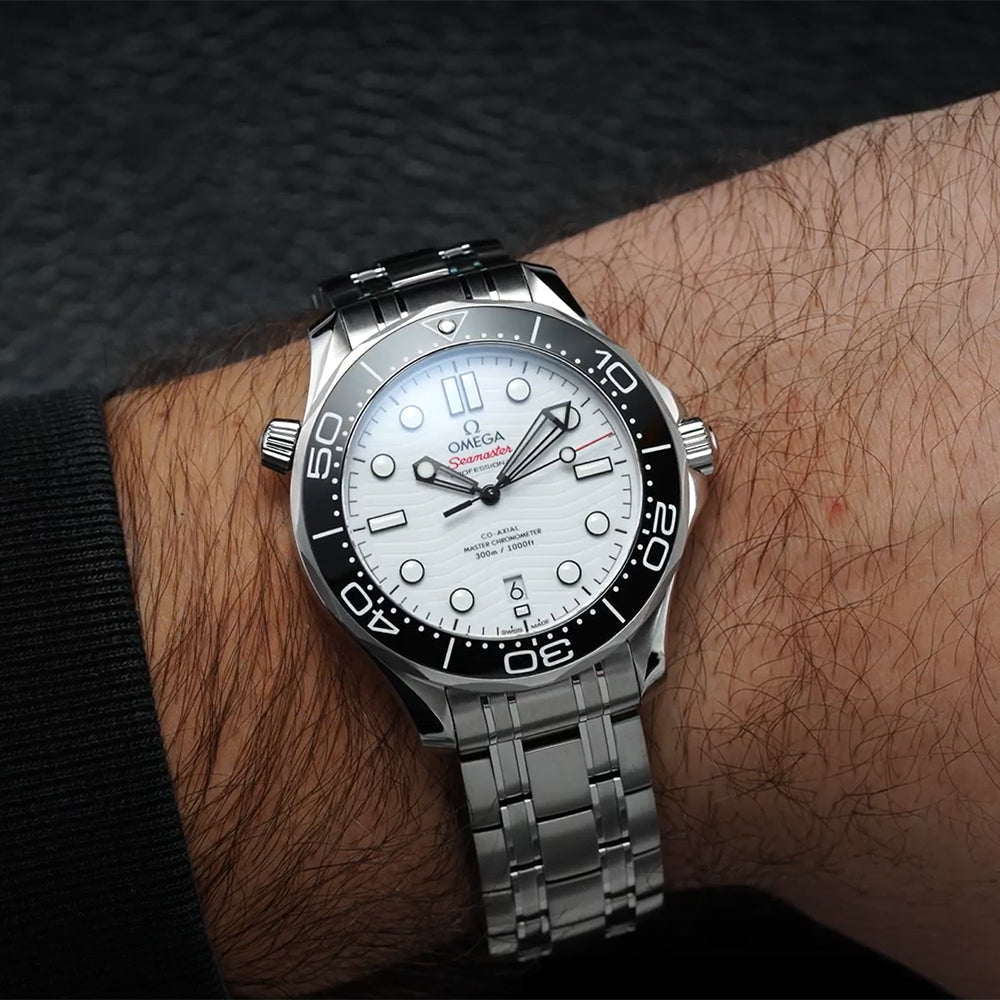 OMEGA Seamaster Diver 300M 42 mm – Weißes Zifferblatt mit Metallarmband