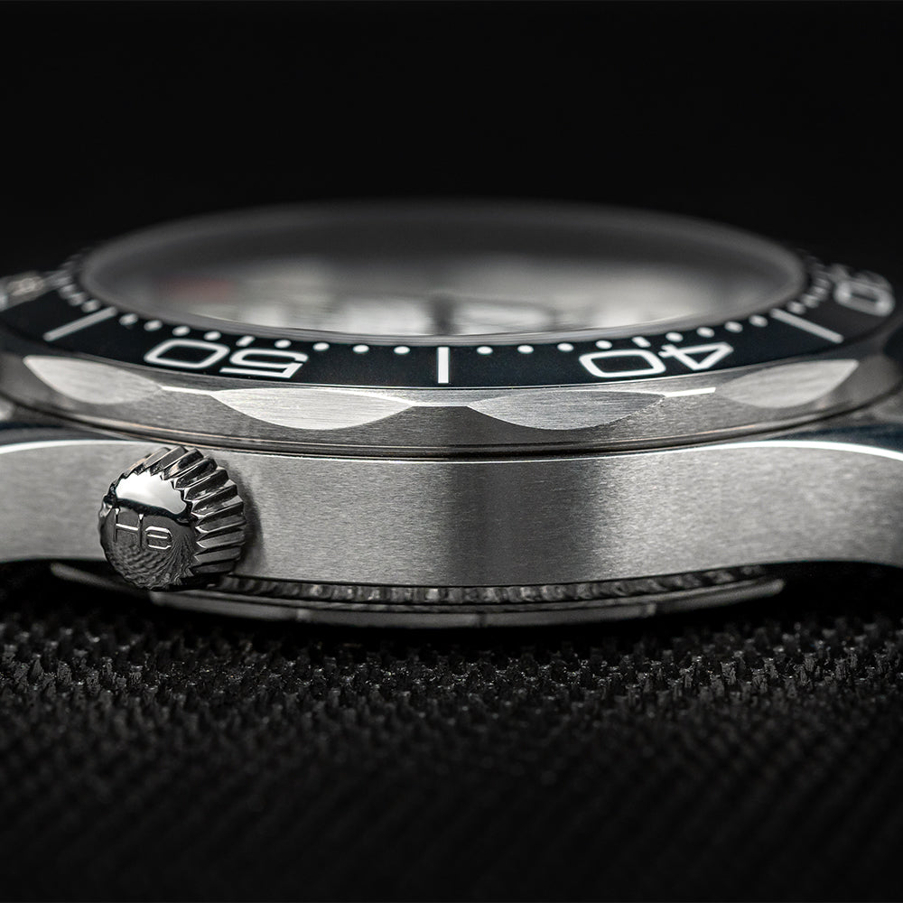 OMEGA Seamaster Diver 300M 42 mm – Weißes Zifferblatt mit Metallarmband