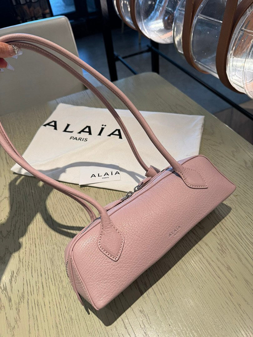 Alaïa Pebbled Leather Shoulder Bag – Blush Pink