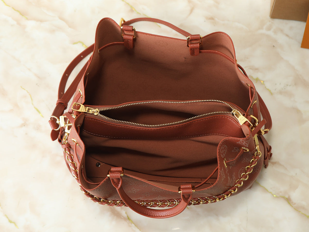 Tasche mit Kordelzug und Kettendetail