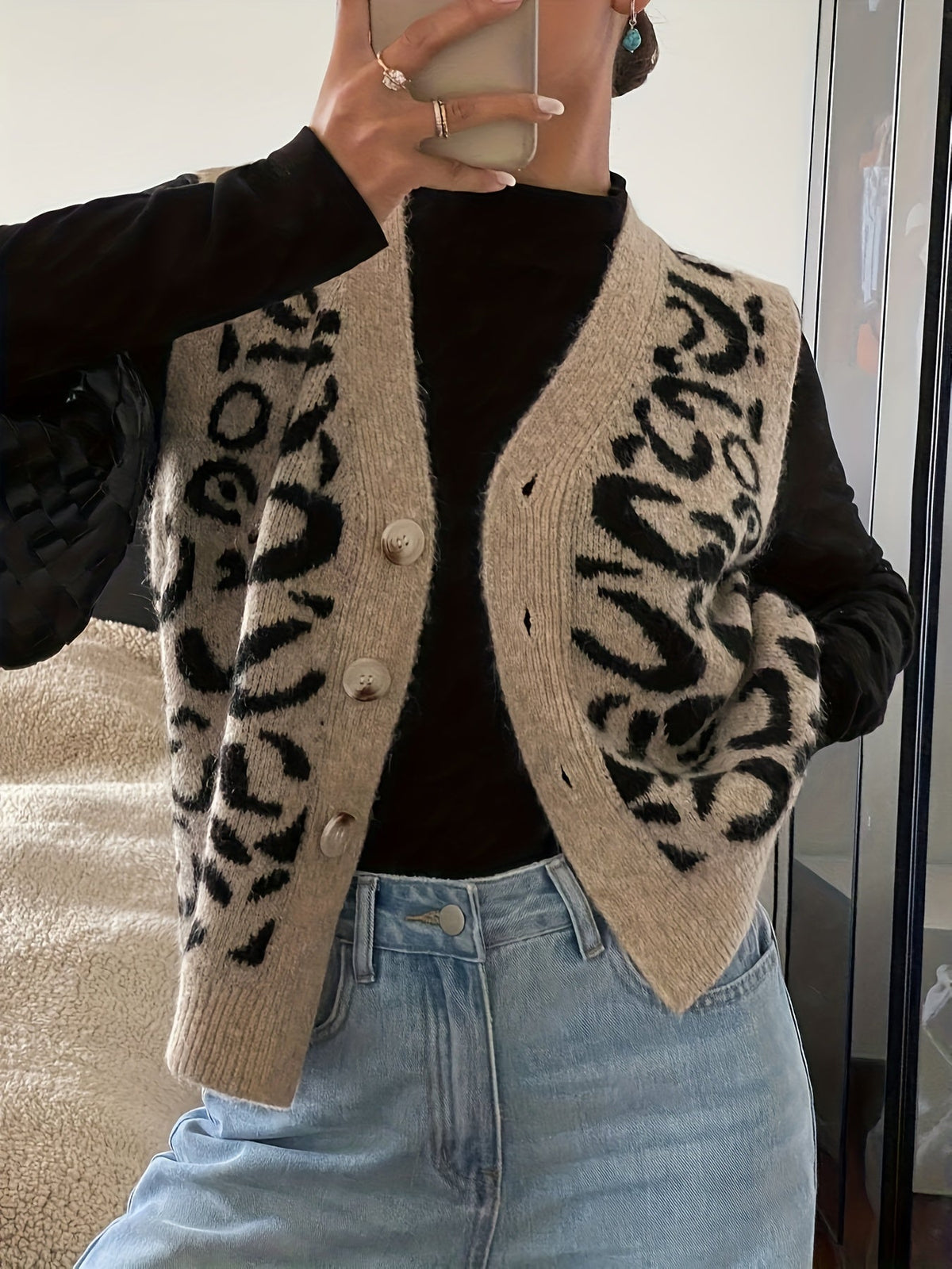Cressida | Weste mit V-Ausschnitt und Statement-Print