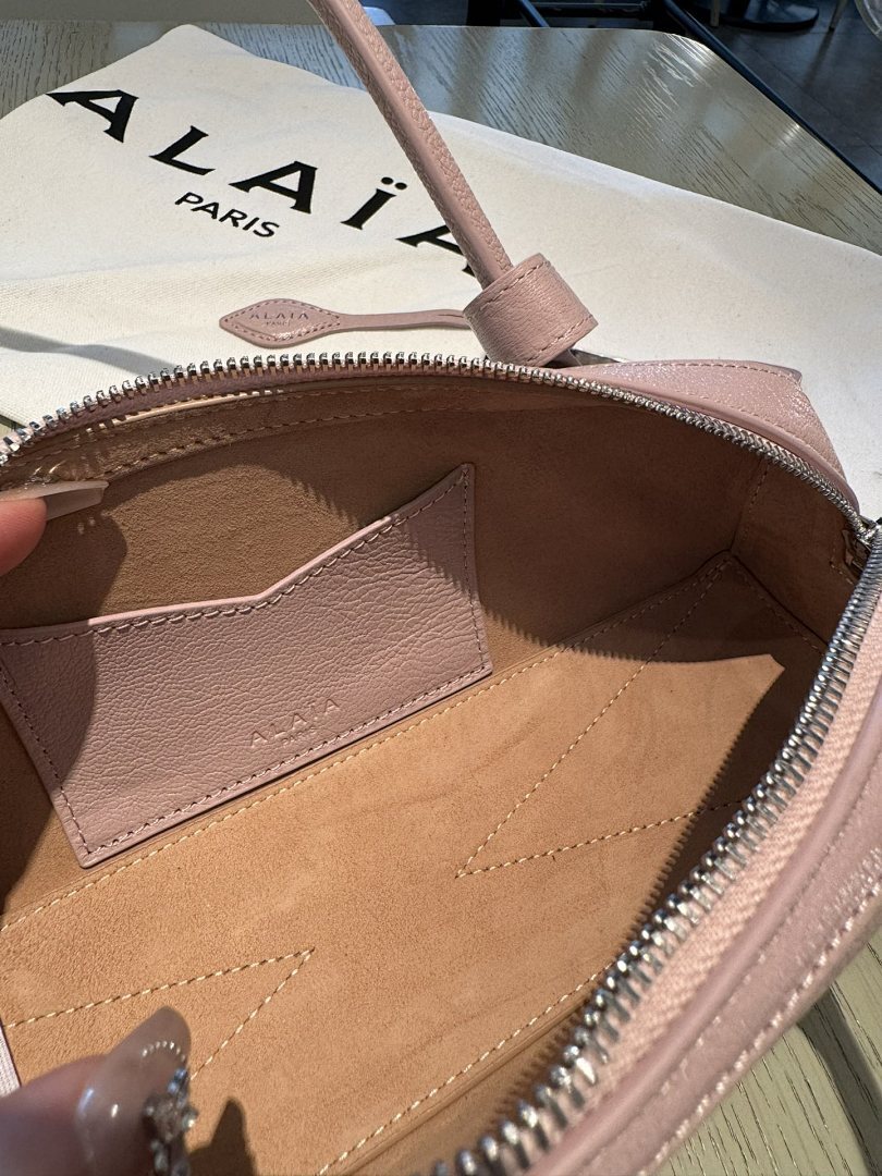 Alaïa Pebbled Leather Shoulder Bag – Blush Pink