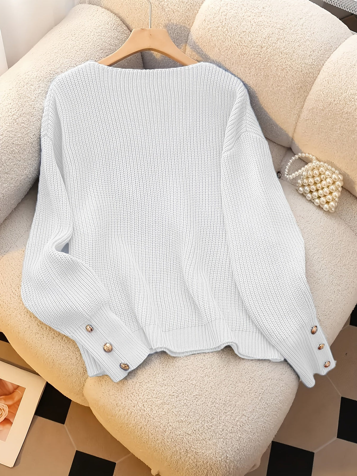 Elspeth | V-Ausschnitt-Pullover mit geknöpften Bündchen