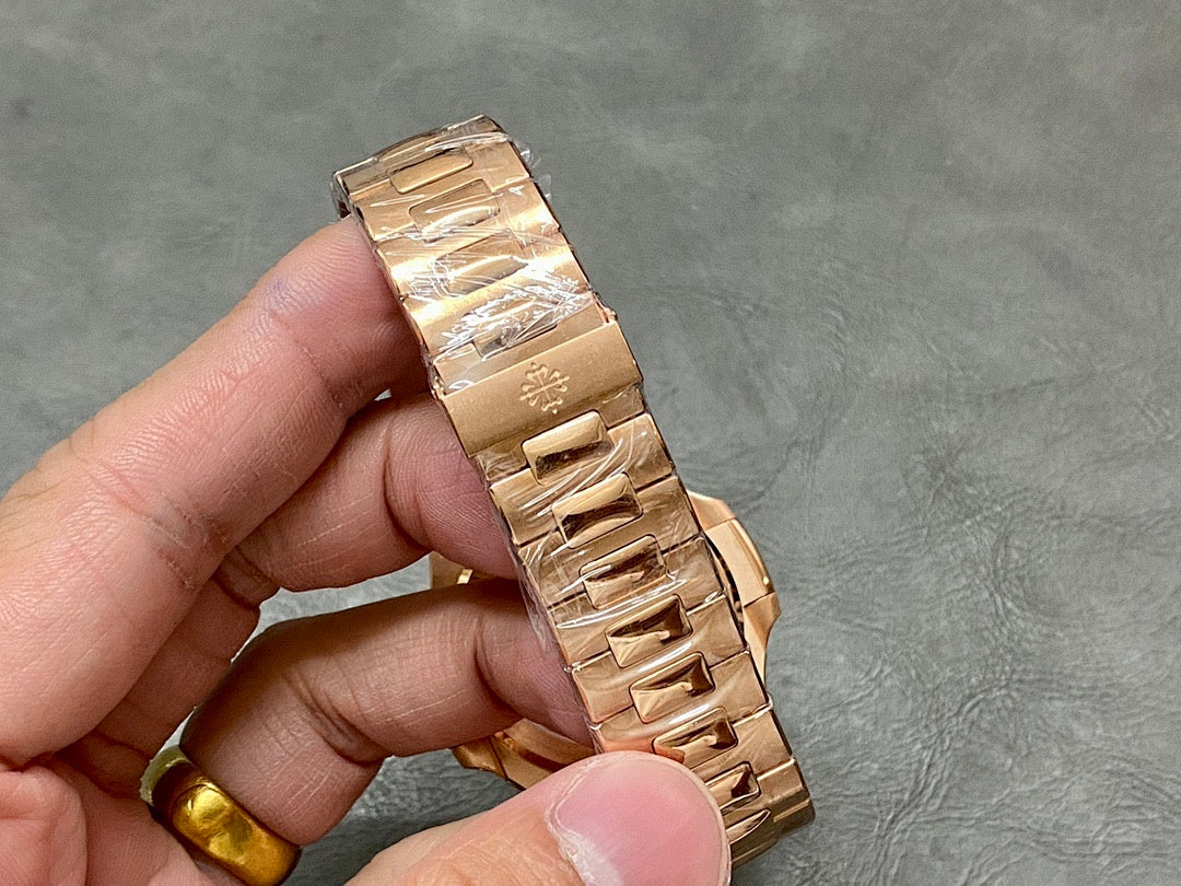Patek Philippe Nautilus 5711 – Full Rose Gold Golden Brown Champagne Dial Date Integrated Rose Gold Bracelet
