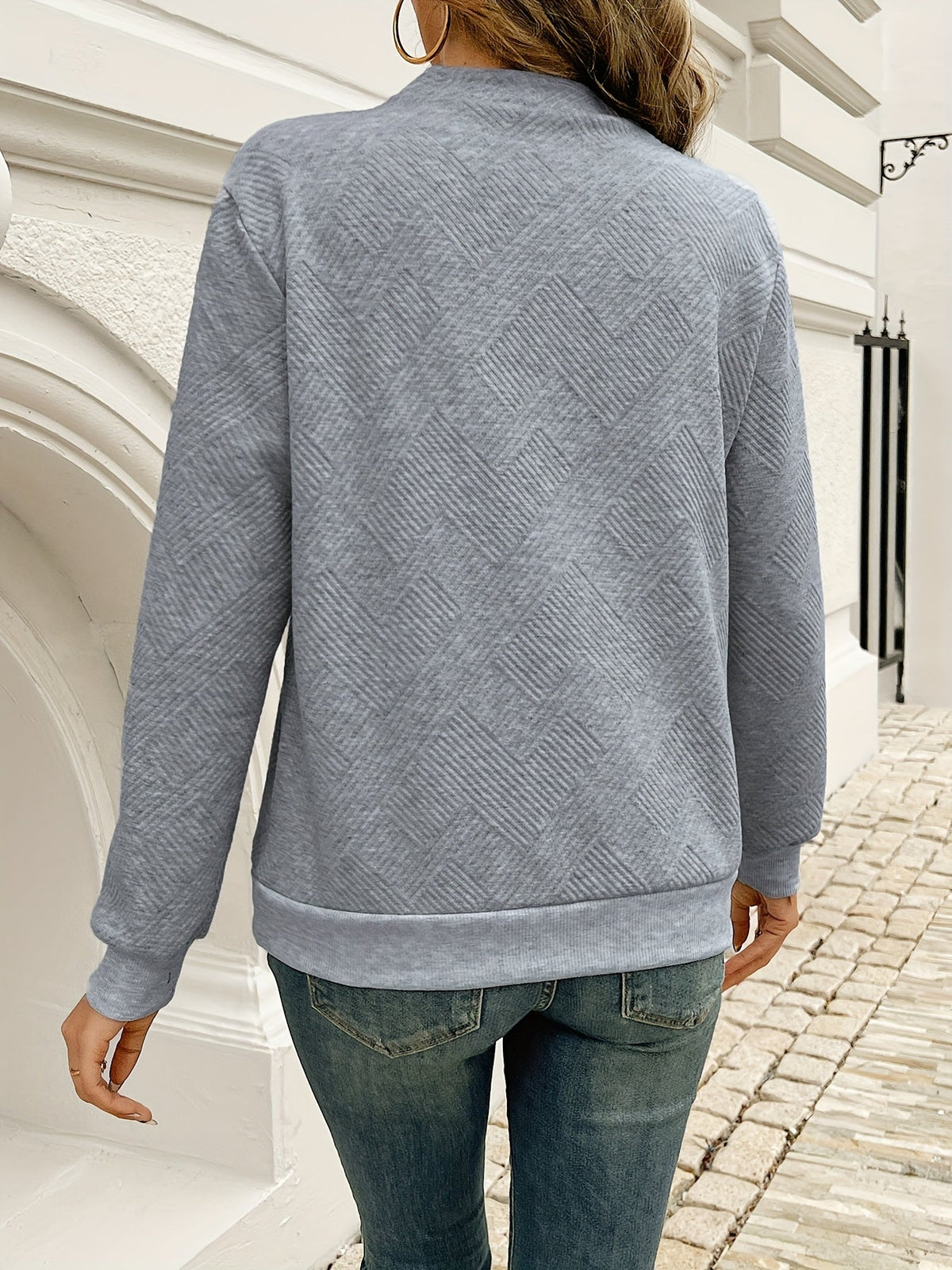 Wren | Asymmetrischer Pullover mit geknöpftem Kragen