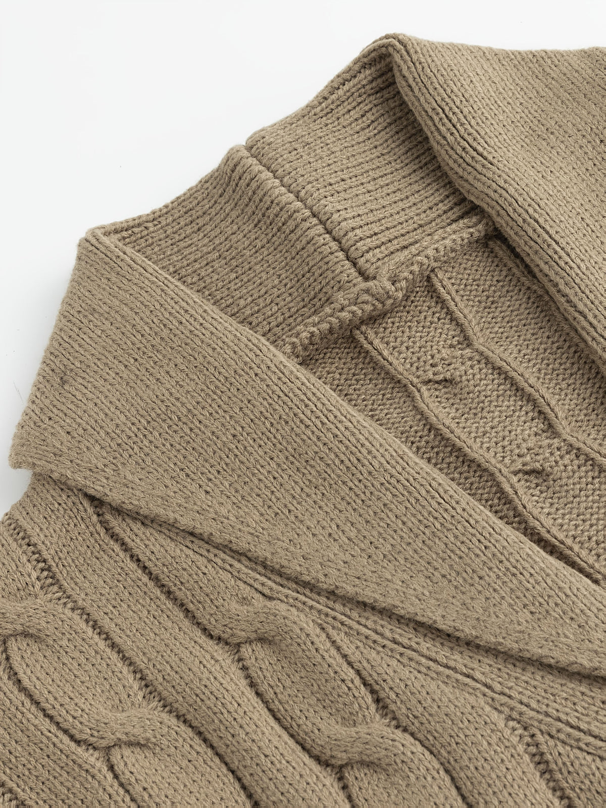 Elliot | Strickjacke mit Schalkragen und Zopfmuster
