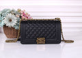 Medium Boy Flap Bag aus gestepptem Caviar-Leder in Schwarz