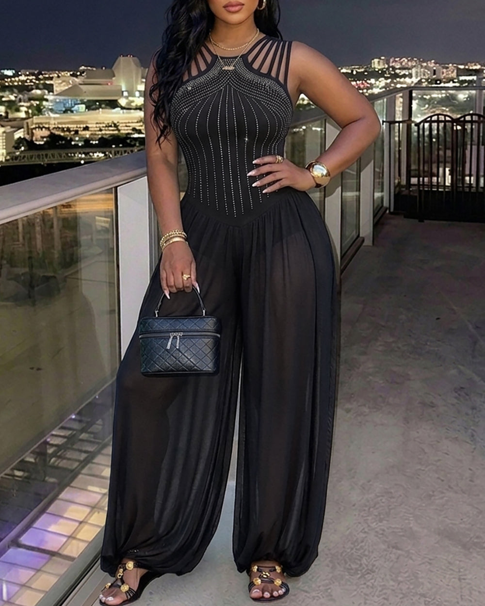 Ärmelloser Jumpsuit mit Strass-Cutouts und transparentem Chiffon-Bein mit Laternen-Schnitt