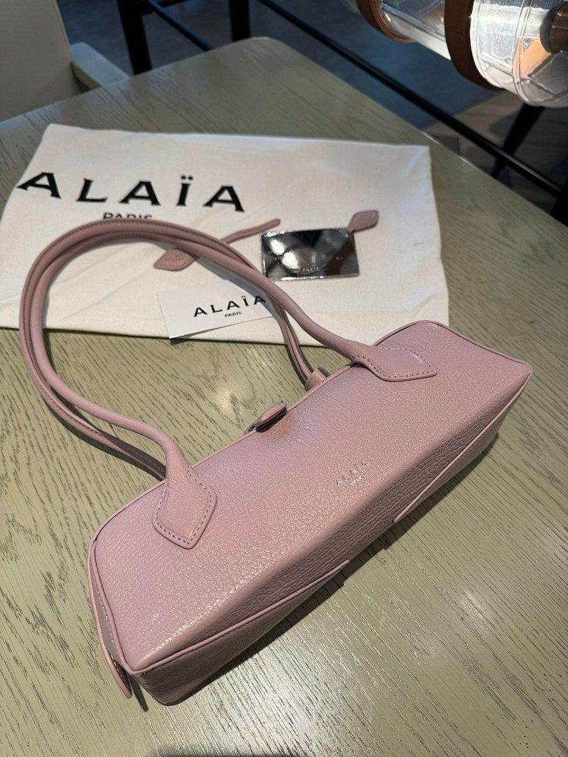 Alaïa Pebbled Leather Shoulder Bag – Blush Pink