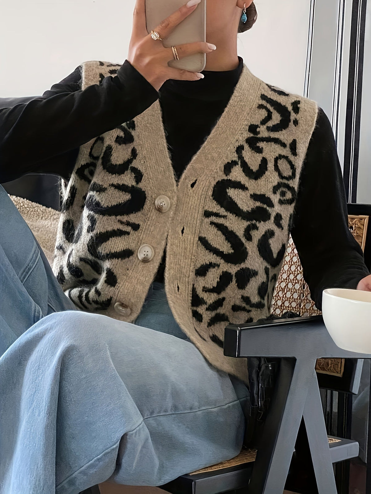 Cressida | Weste mit V-Ausschnitt und Statement-Print