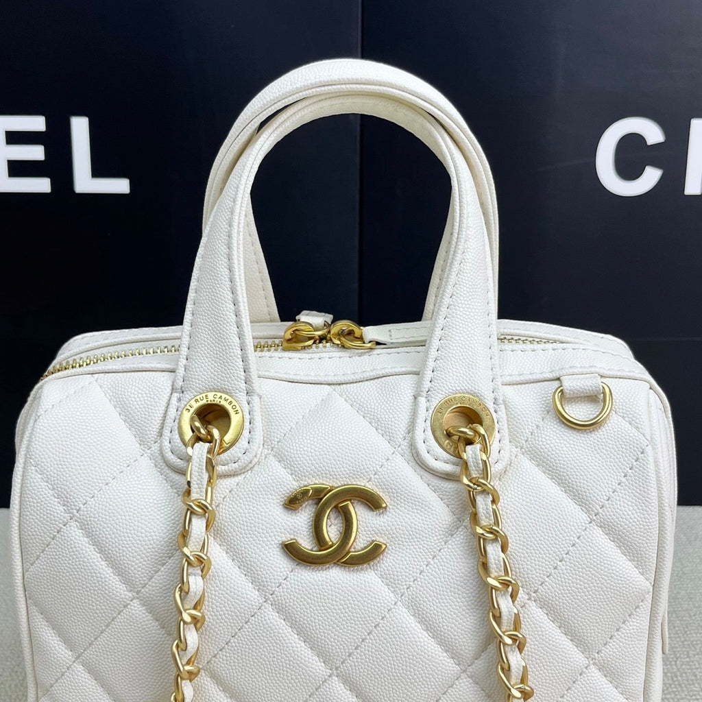 Kleine Tasche aus gestepptem Kaviar-Leder