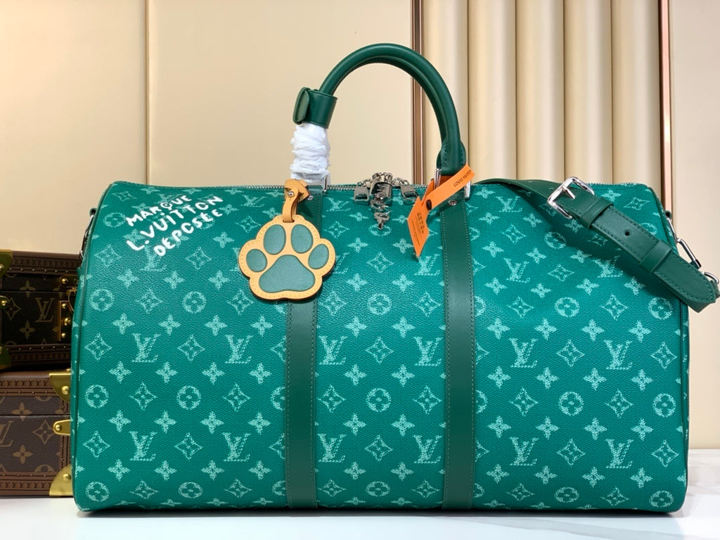 Louis Vuitton Keepall Bandoulière 50 – Green Monogram Canvas Paw Charm Marque Edition