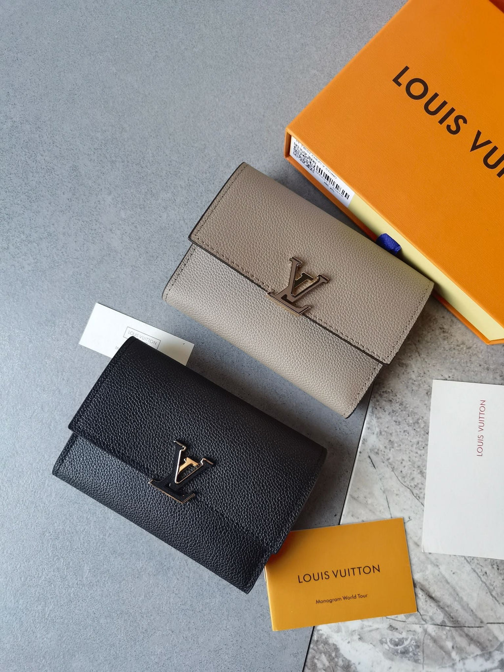 Kompaktes Faltportemonnaie mit Metall-Logo-Akzent
