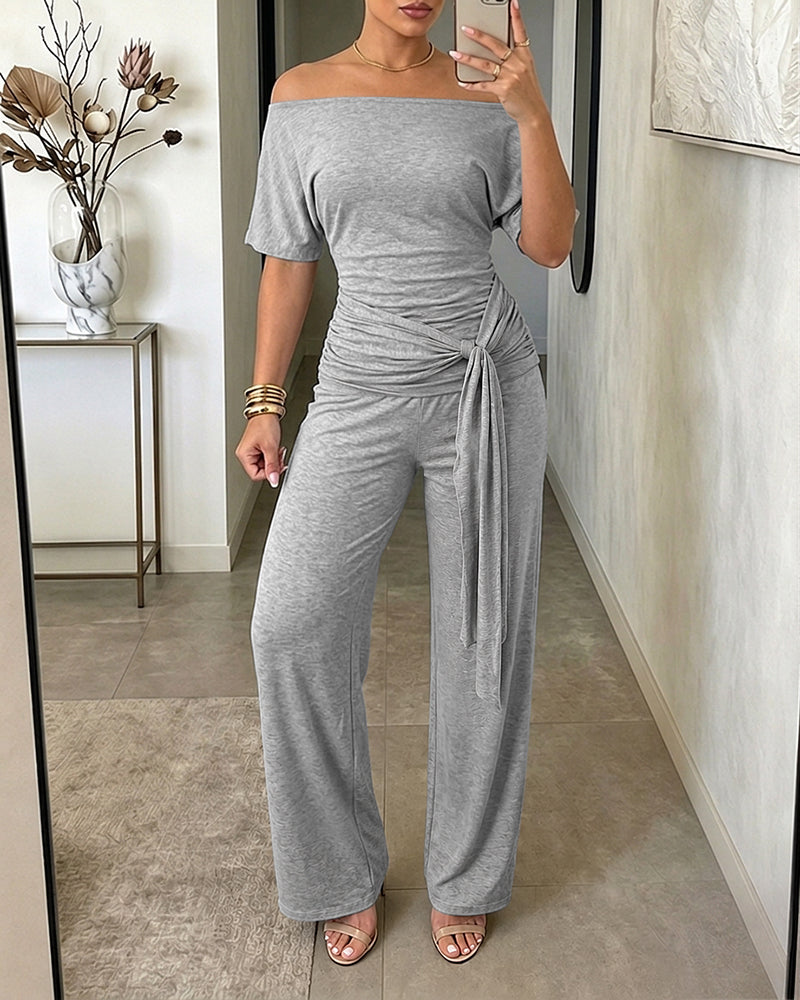 Damen 2-teiliges Set mit schrägem Ausschnitt, gerafftem Oberteil mit Bindegürtel und kurzärmeligem Shirt sowie Hose mit weitem Bein und hoher Taille