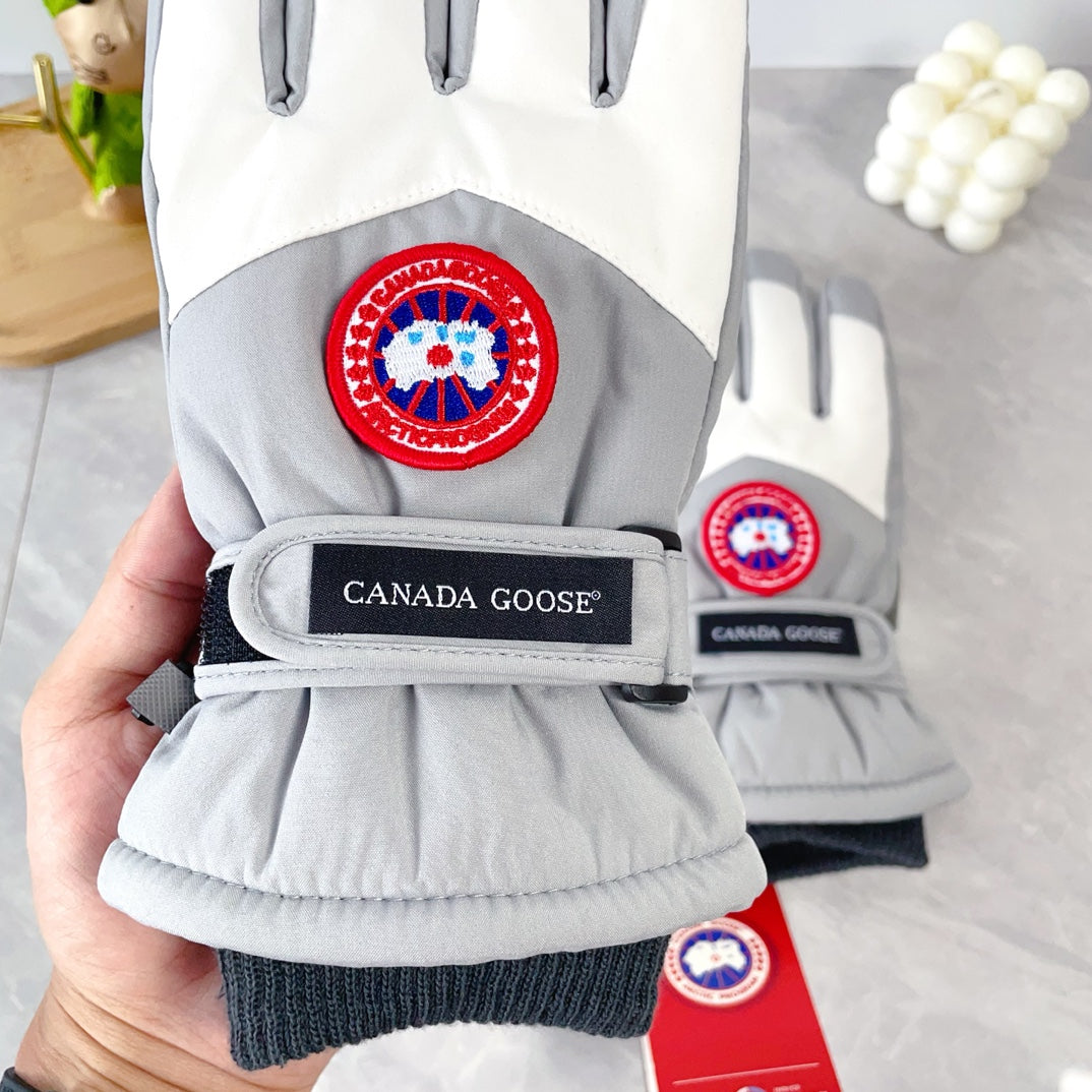 Canada Goose Grey & White Winter Gloves
