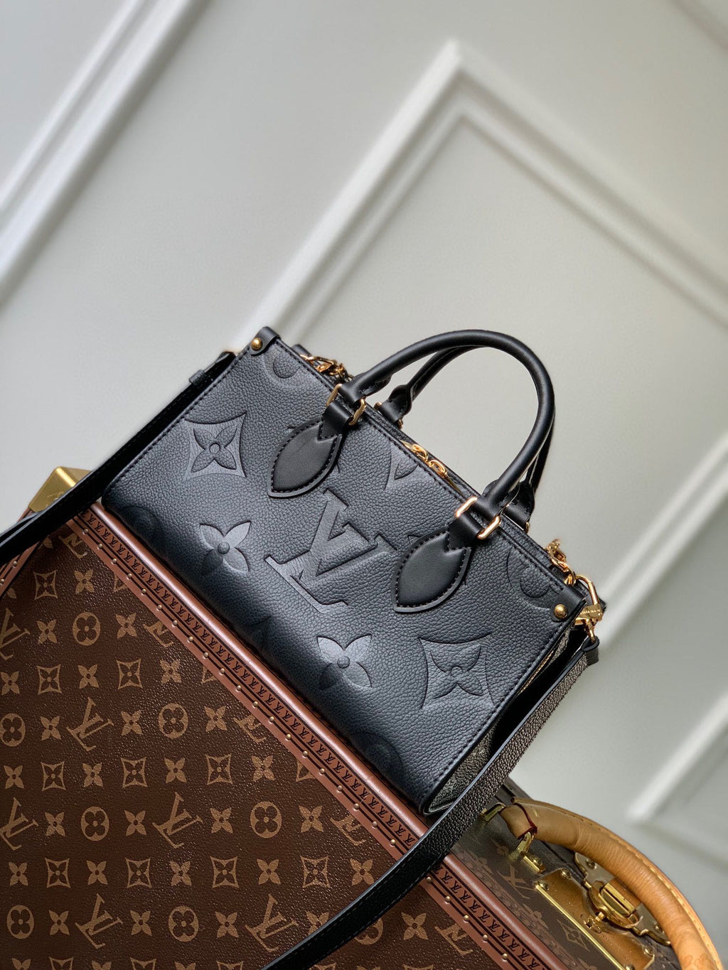 ONTHEGO EAST WEST BAG 25 IN BLACK MONOGRAM EMBOSSED COWHIDE