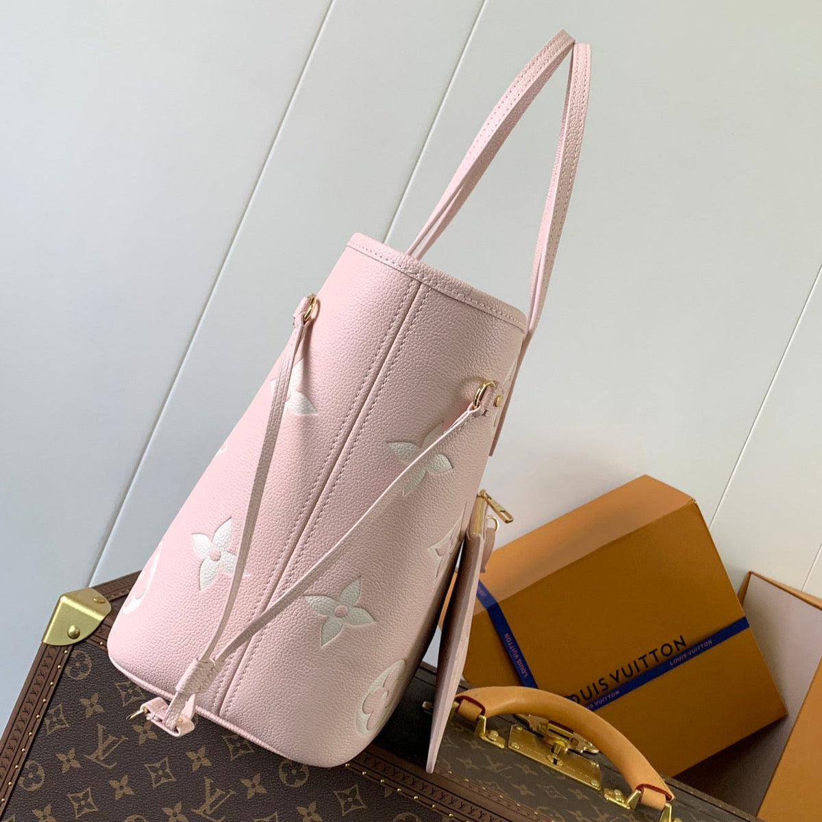 NEVERFULL MM TASCHE 32 IN ROSA UND BEIGE AUS GEPRÄGTEM RINDLEDER