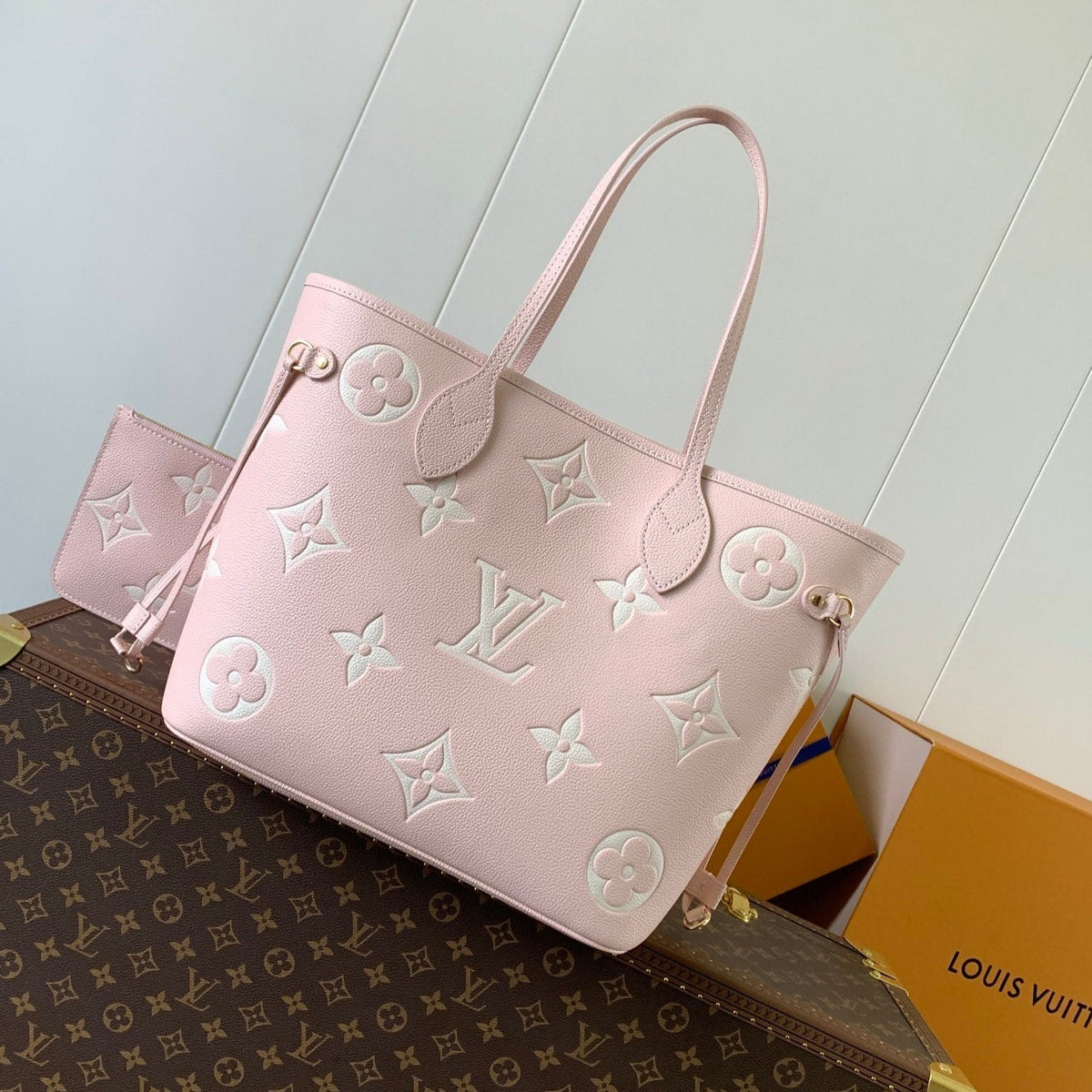 NEVERFULL MM TASCHE 32 IN ROSA UND BEIGE AUS GEPRÄGTEM RINDLEDER