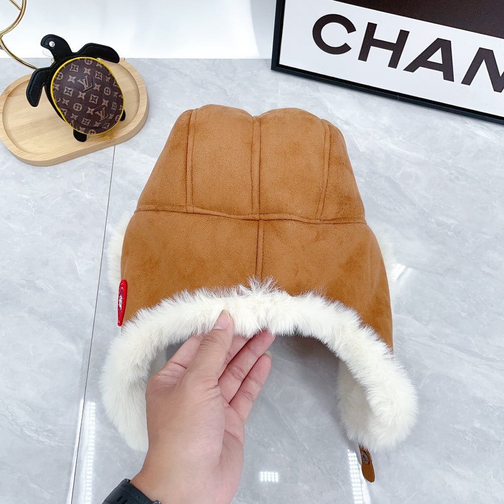 Canada Goose Suede Trapper Hat & Mittens Set – Tan