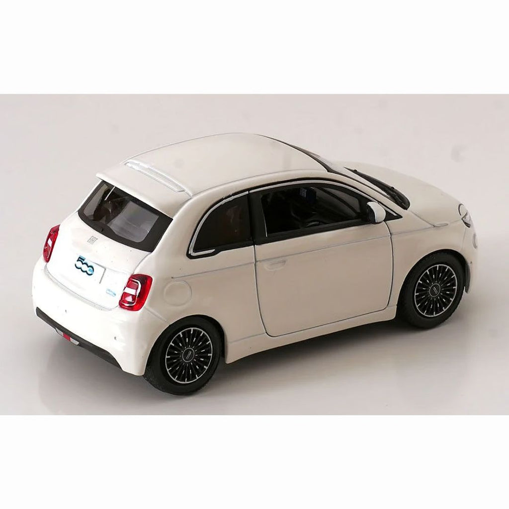 18-21110 Bburago - Fiat 500e (2023), blanche - Échelle 1:24