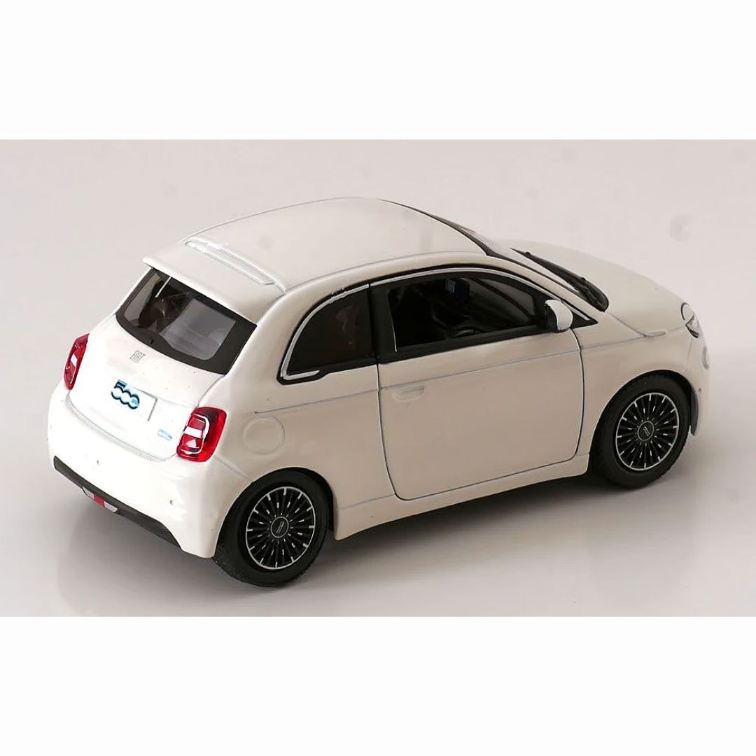 18-21110 Bburago - Fiat 500e (2023), blanche - Échelle 1:24